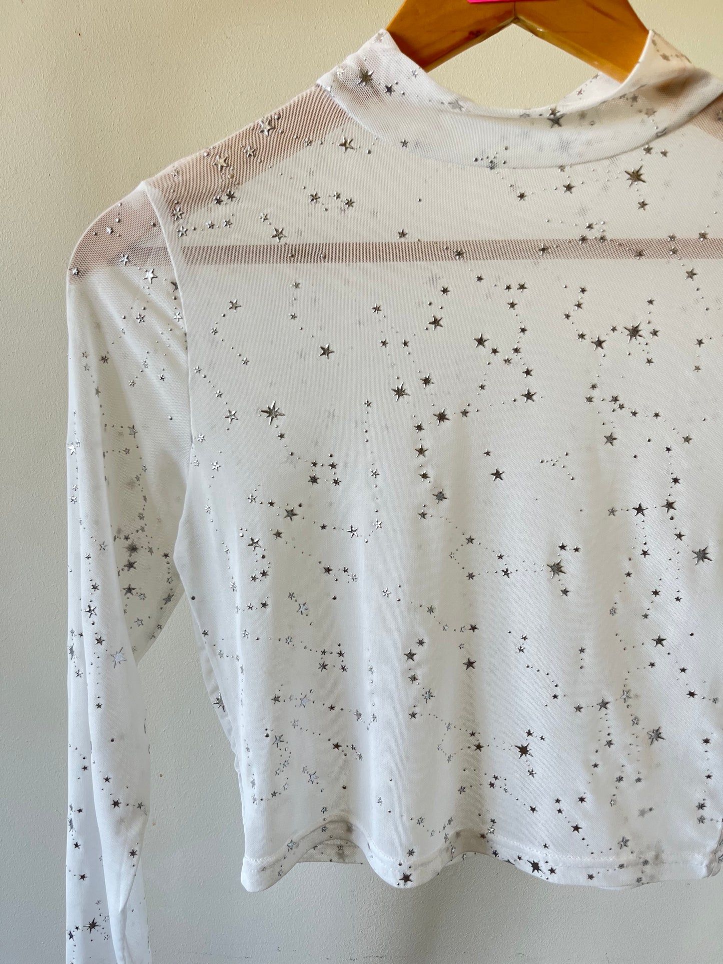 Crop top transparencia con estrellas plateadas