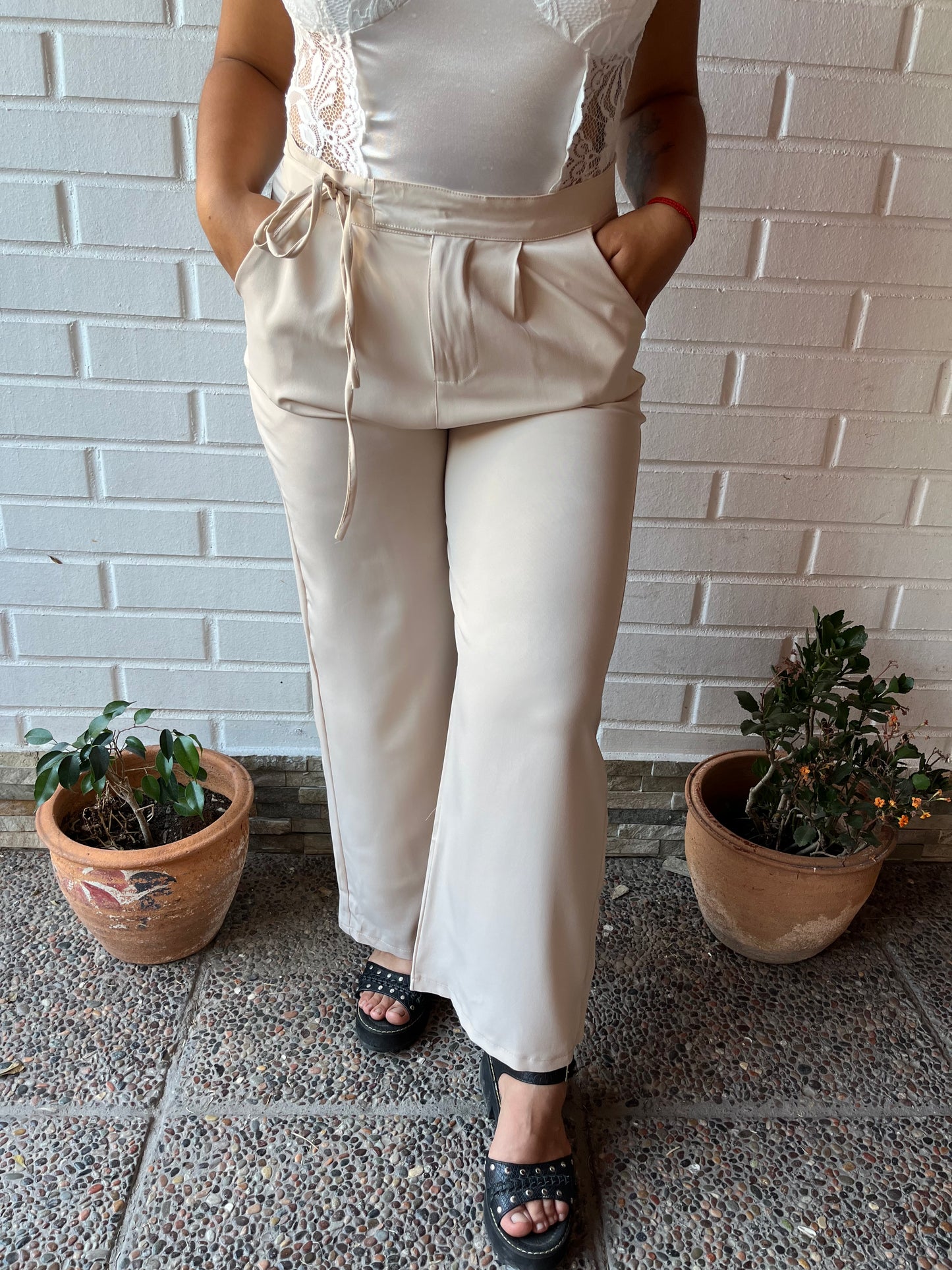 Pantalón formal con lazo a un costado