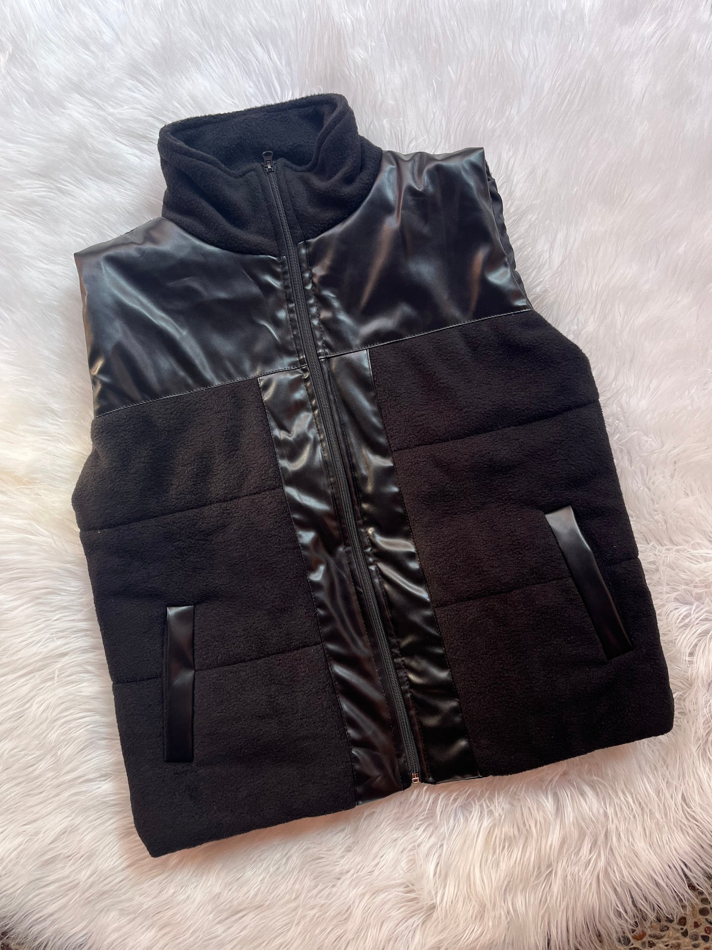 Chaqueta de polar y cuerina, sin mangas