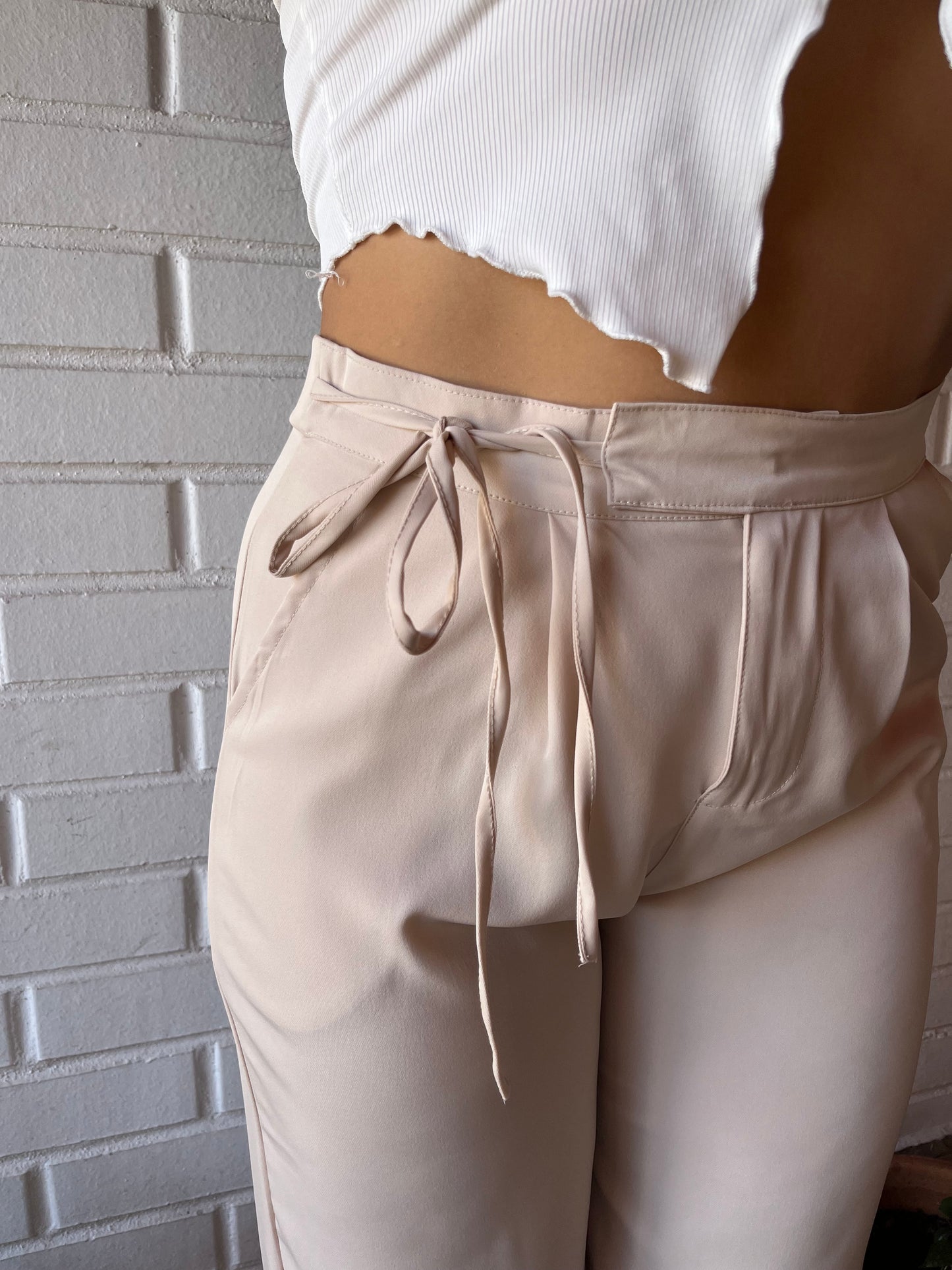 Pantalón formal con lazo a un costado