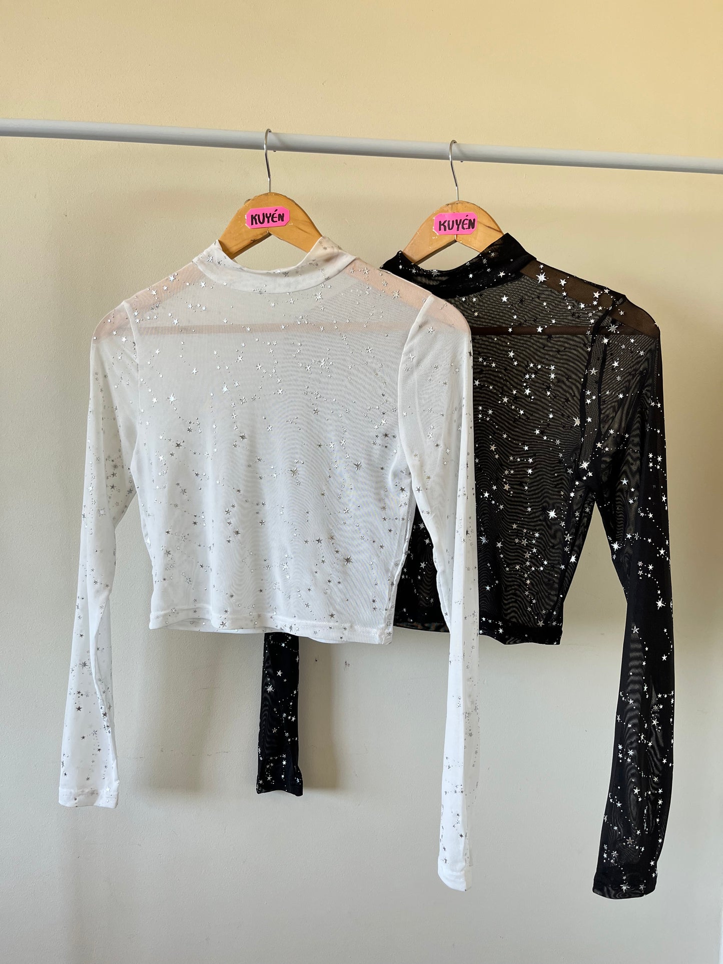Crop top transparencia con estrellas plateadas