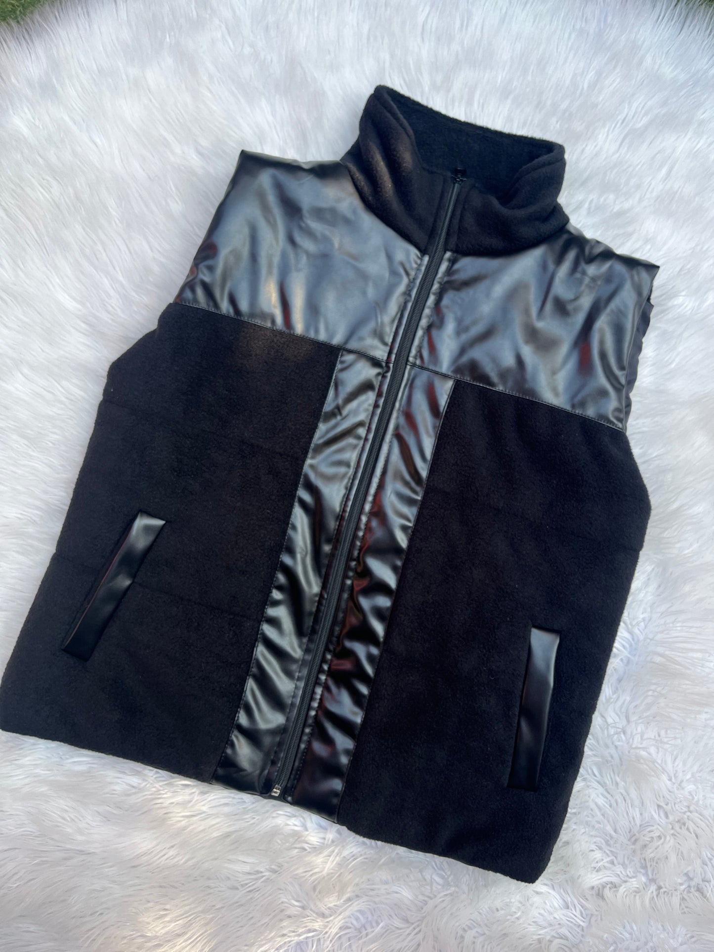 Chaqueta de polar y cuerina, sin mangas