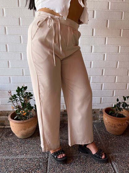 Pantalón formal con lazo a un costado