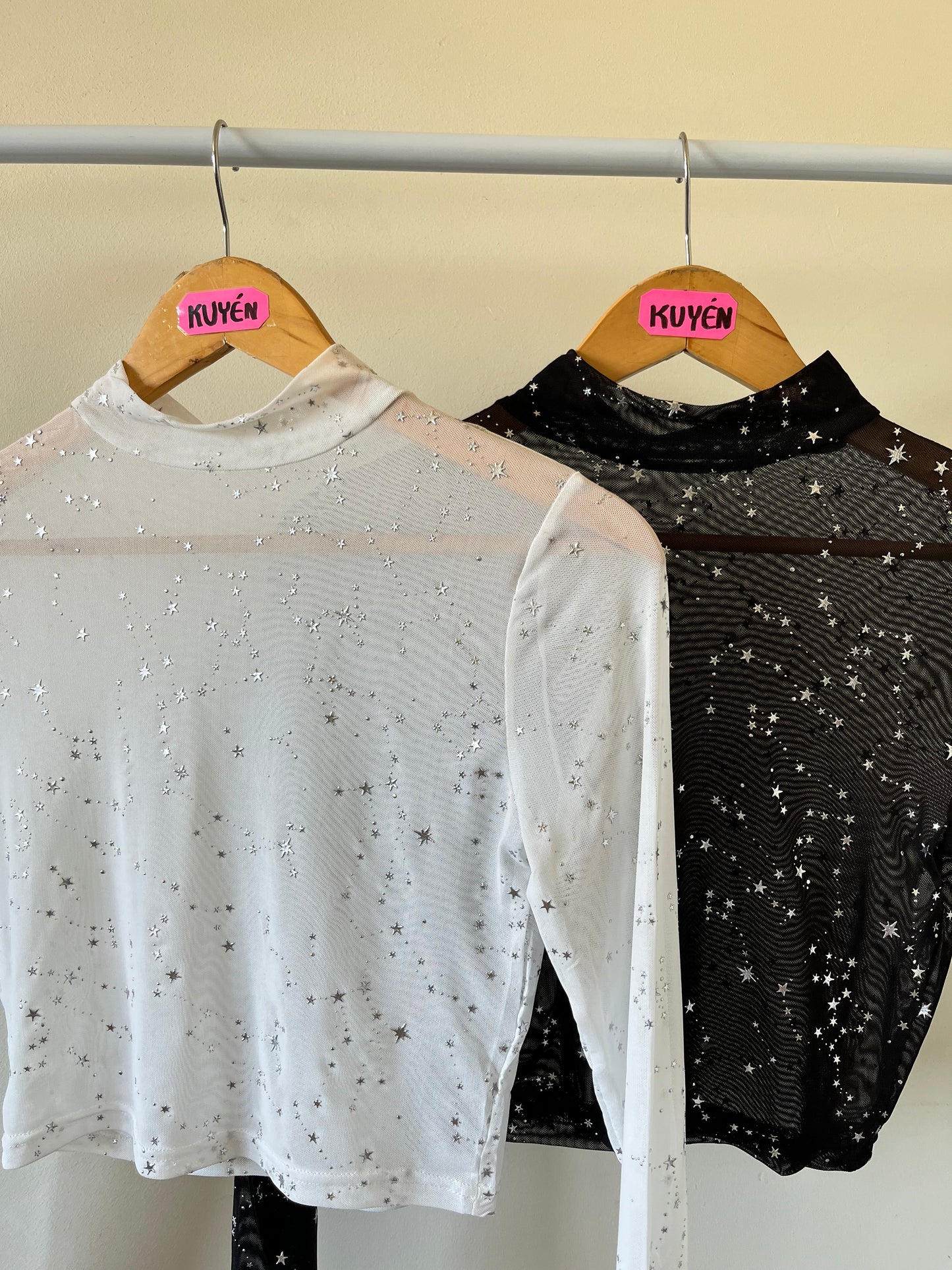 Crop top transparencia con estrellas plateadas