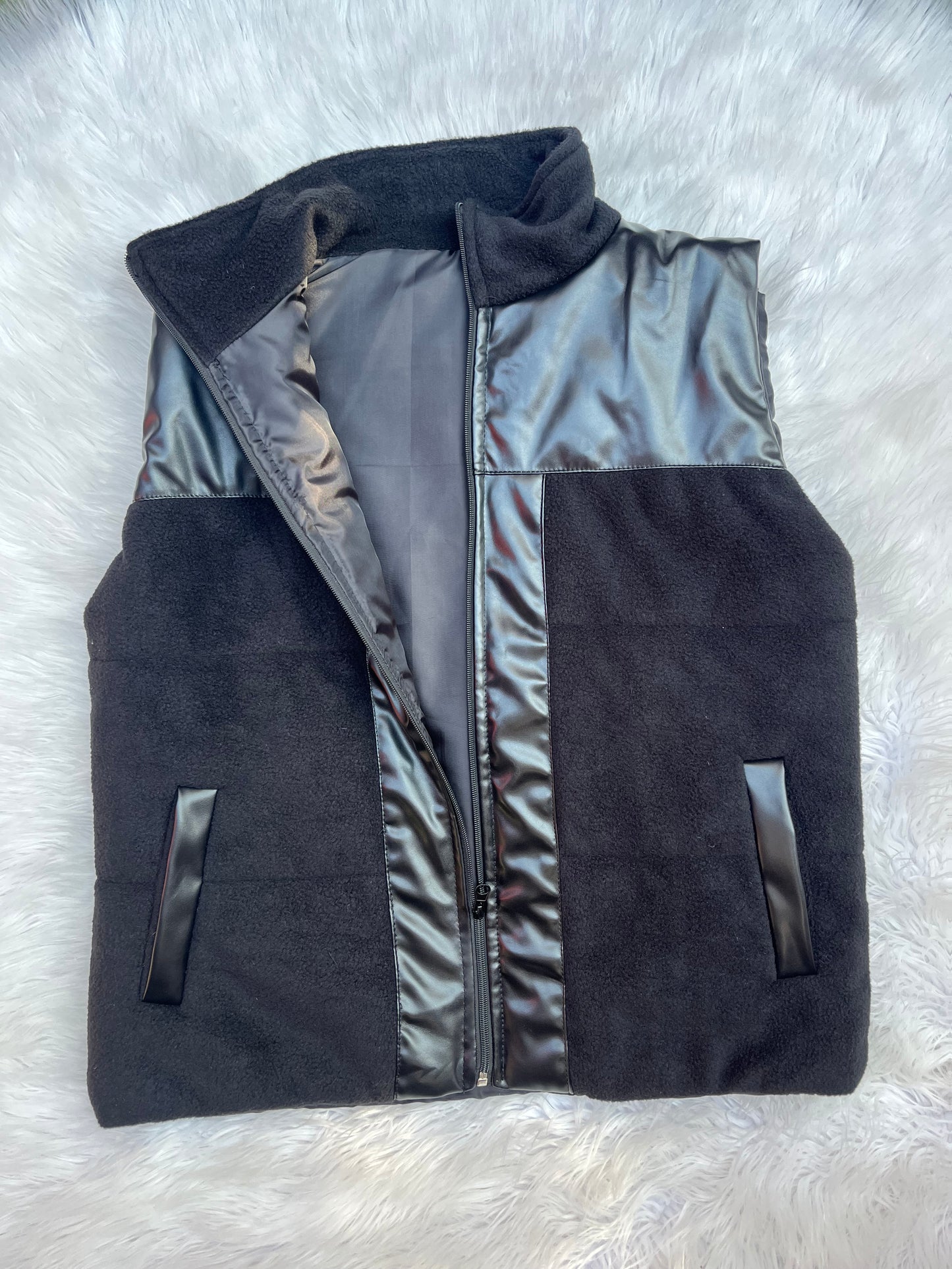 Chaqueta de polar y cuerina, sin mangas