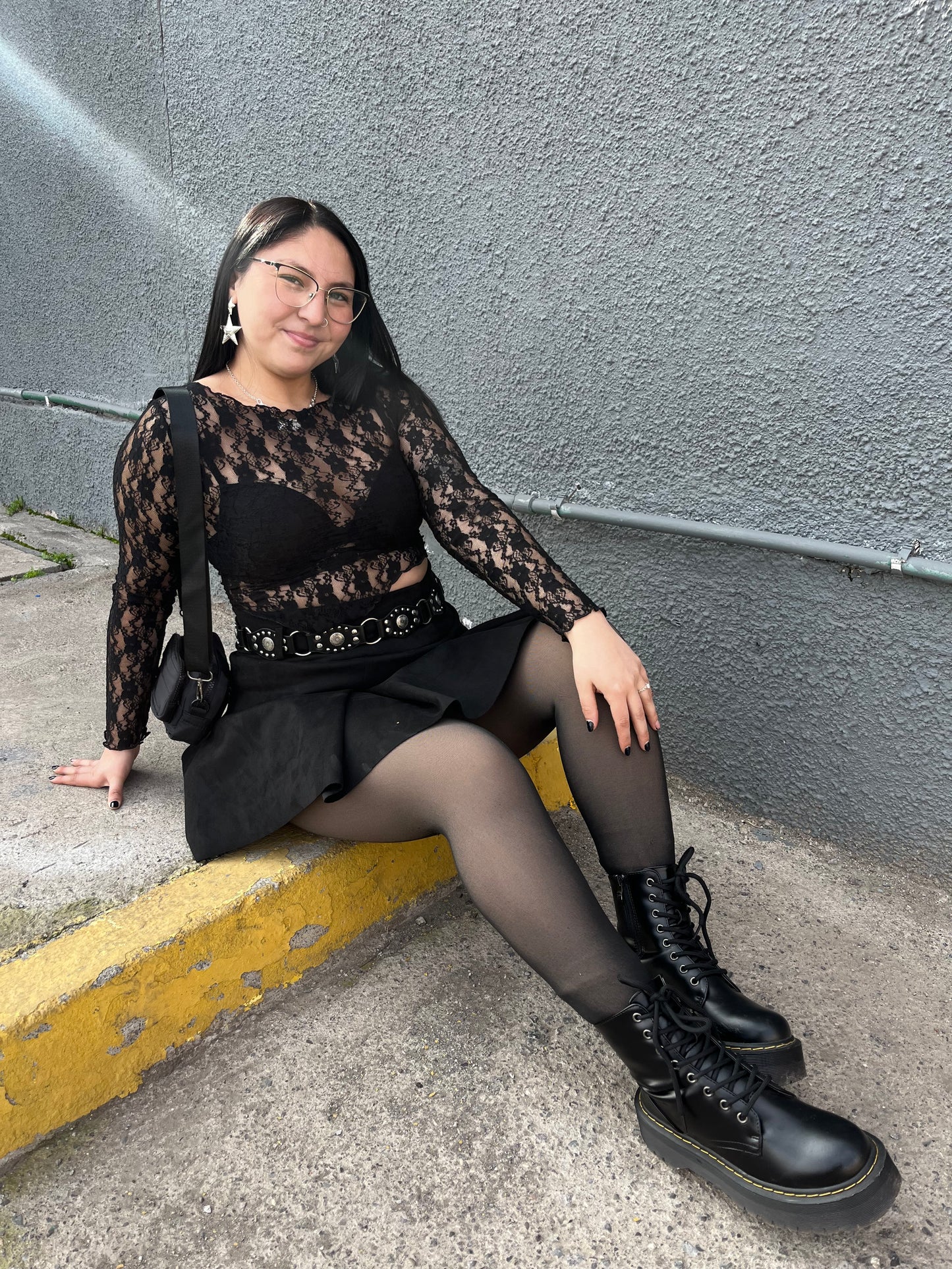 Polera encaje asimétrica en punta