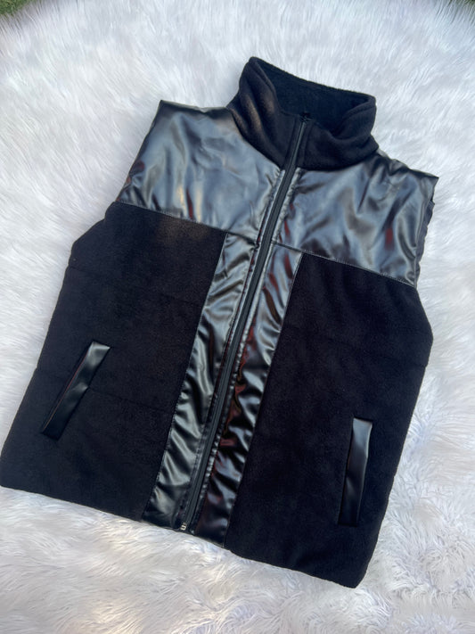 Chaqueta de polar y cuerina, sin mangas